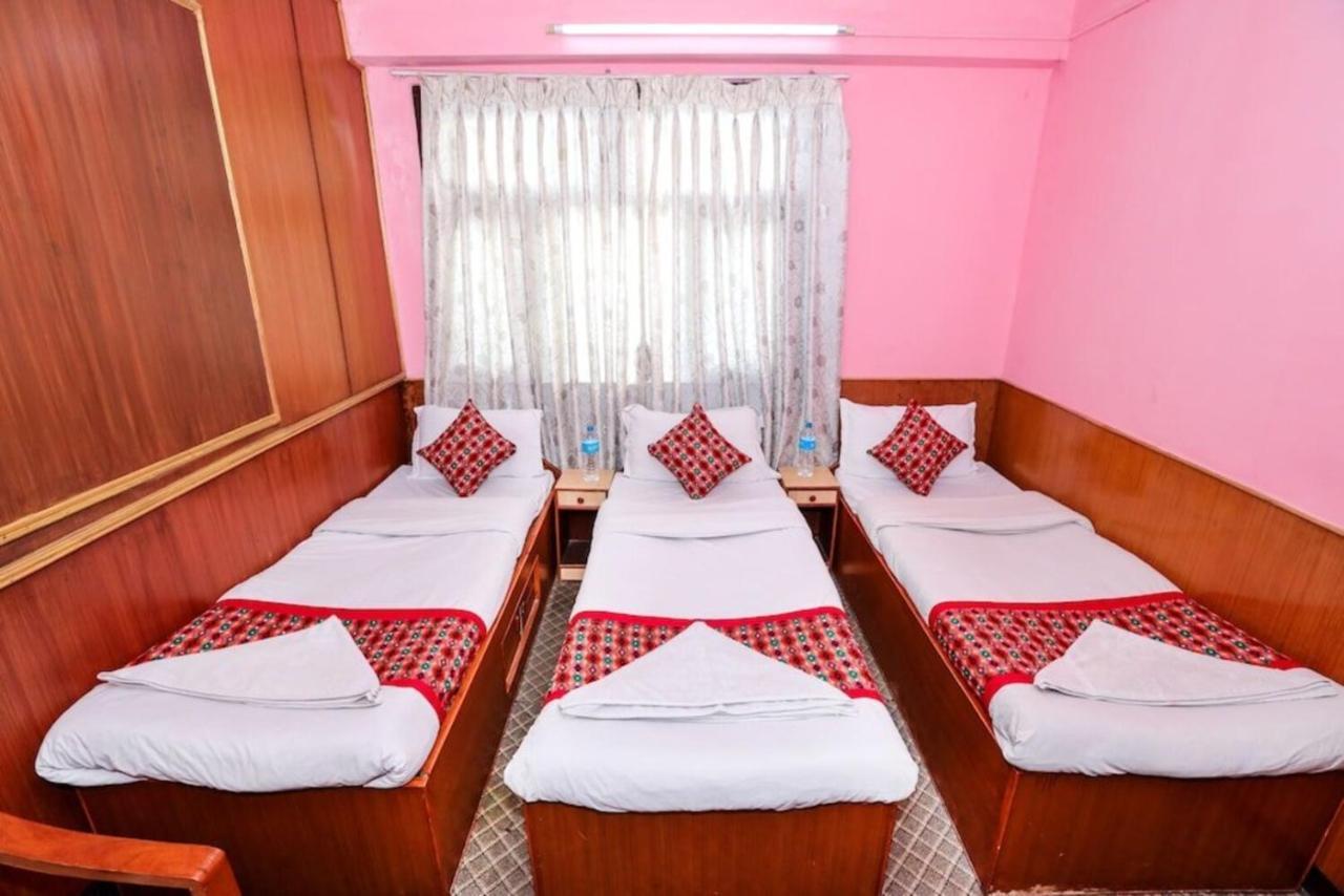 Hotel Plumeria Inn Катманду Экстерьер фото